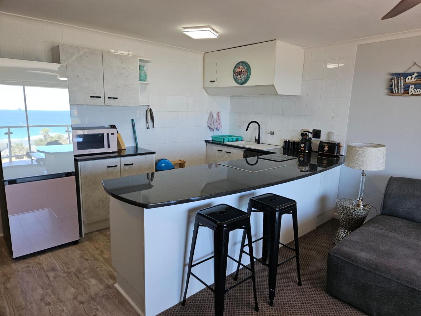Sea Breeze Apartment *